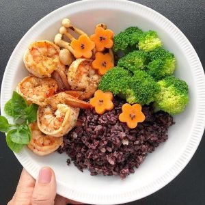 Cơm gạo lứt tôm áp chảo
