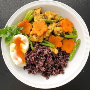 Cơm gạo lứt ức gà xào măng tây & trứng lòng đào