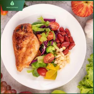Ức gà nướng ăn kèm salad rau củ